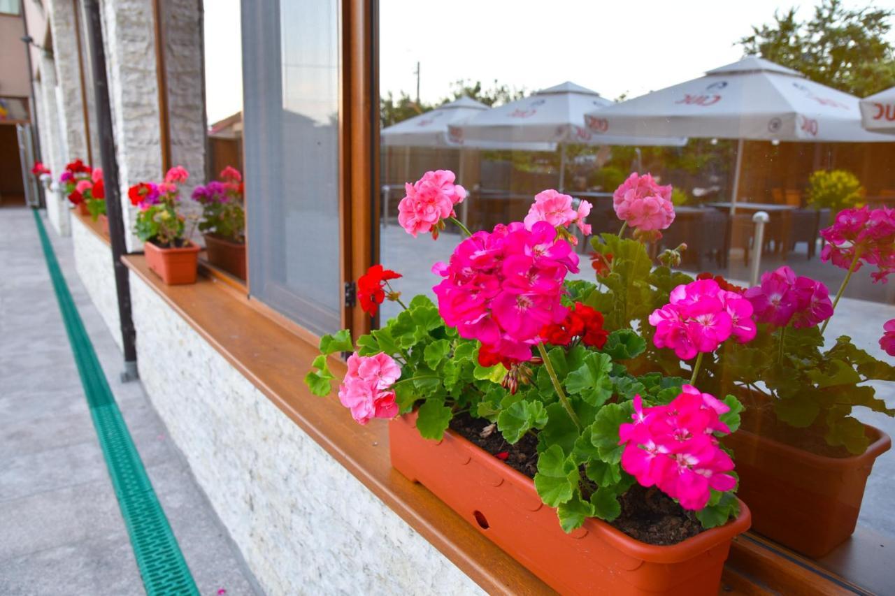 Delta Est Hotel & Restaurant Сулина Экстерьер фото