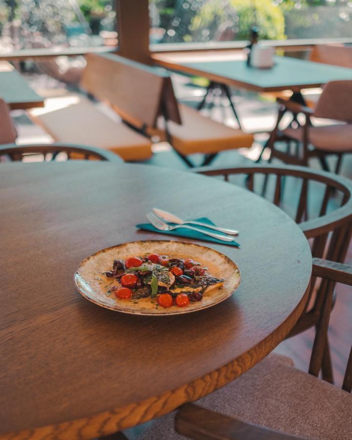 Delta Est Hotel & Restaurant Сулина Экстерьер фото